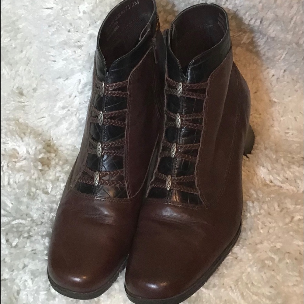 Towns collection bootie